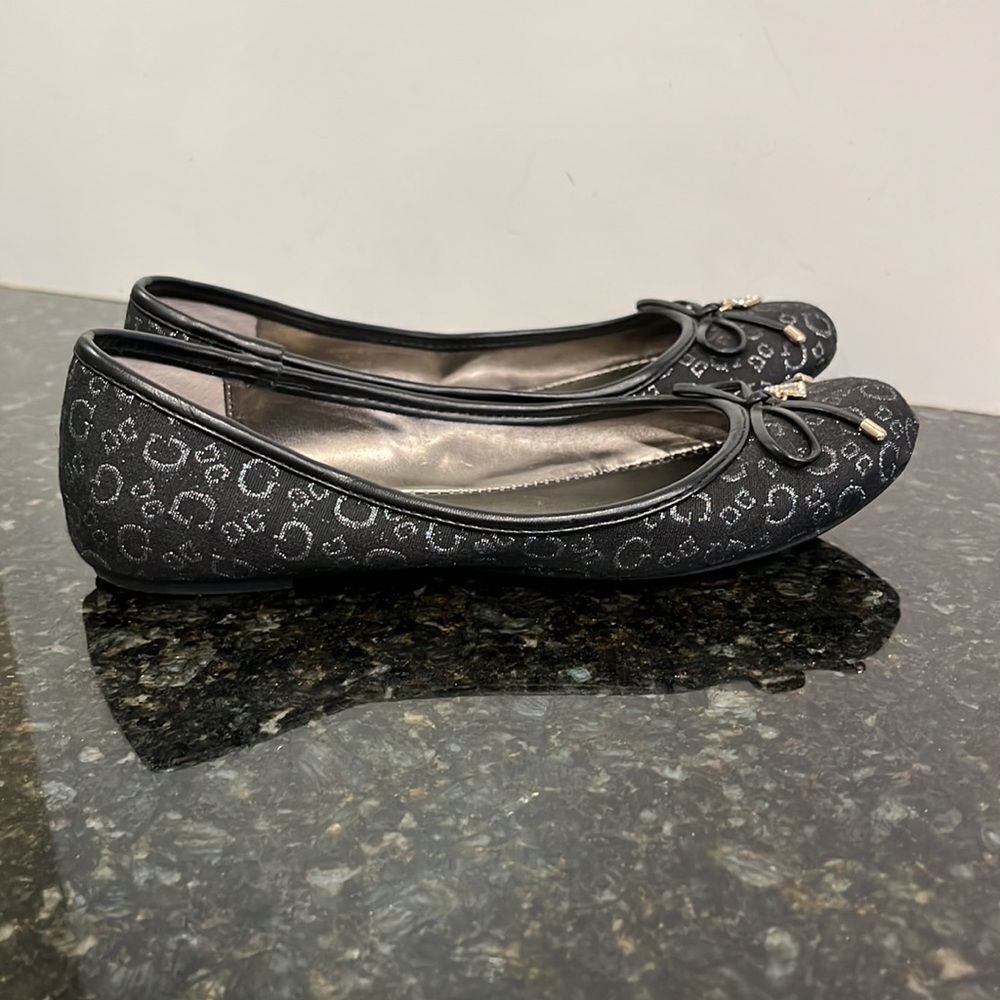 Guess Women’s size 6.5 Black Flat Slip-on Women Shoes. Excellent Conditi… - Picture 6 of 11